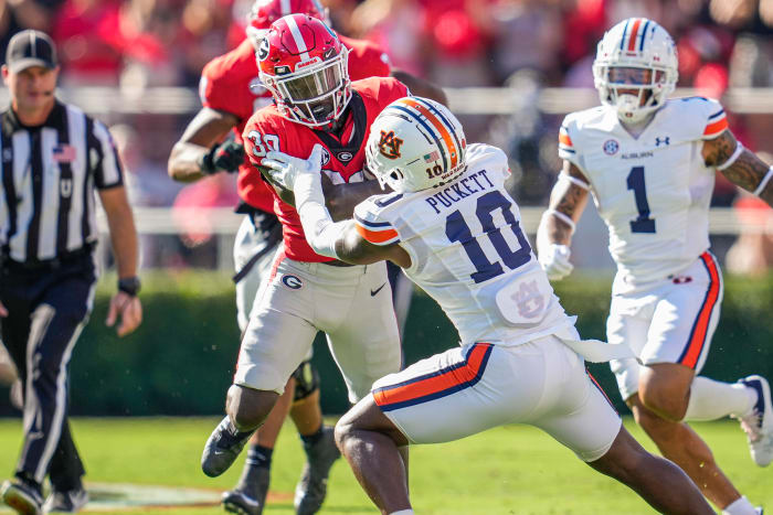 Zion Puckett tackles Daijun Edwards.
